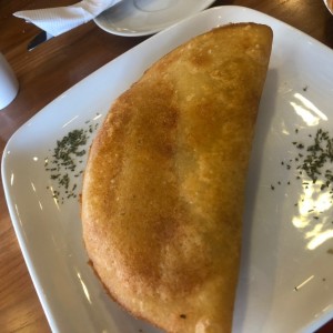 Empanada de carne desmechada.