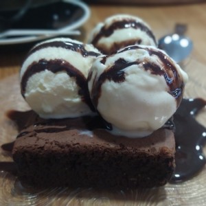 Brownie con helado.