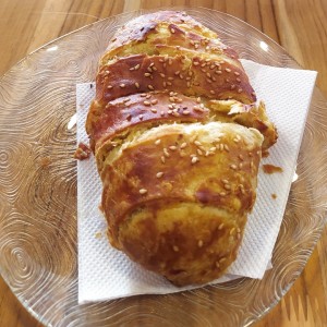Croissant de pavo y queso crema