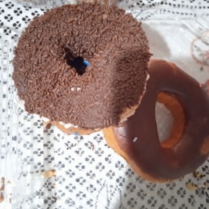 Donut con lluvia de chocolate y rellena de arequipe