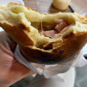 Calzone de jamon y queso.