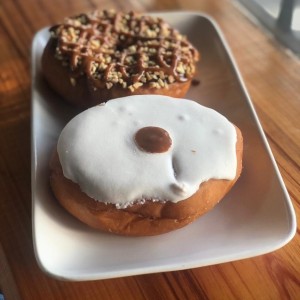 Donuts rellena de arequipe y donuts con toping de chocolate con mani 