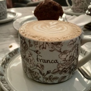 café marrón y muffin de chocolate