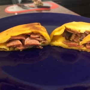 Empanada de Salchicha, Espectacular