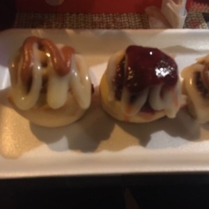 Mini Rolls de Guayaba, mini rolls de fresa, mini rolls de canela. haganse un favor comanse el de fresa