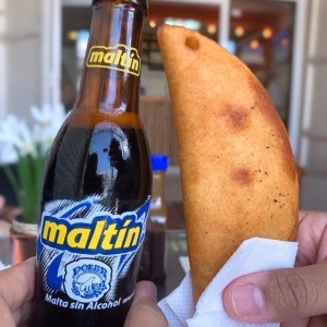 Empanada y malta