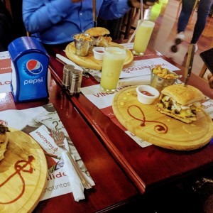hamburguesa de pollo con papas
