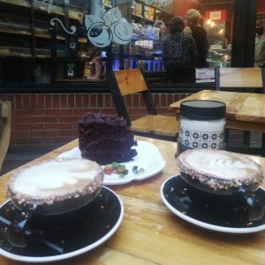 Café avellana, torta de choco choco, le mejora la tarde a cualquiera. Excelente 