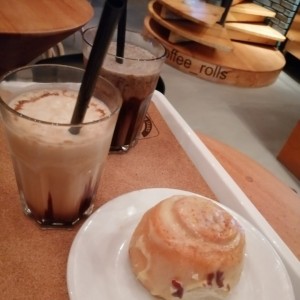 frapuccino de caramelo y oreo. roll con glaseado