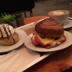 Roll con Crema Chantilly y  Panini de Jamon Ahumado y Queso Muster!! Brutal