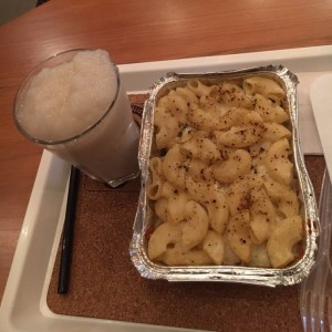 Macarrone con Queso y Pimienta Negra y Frapuccino de Guanabana