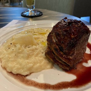 Centro de lomito al vino con Risotto parmesano