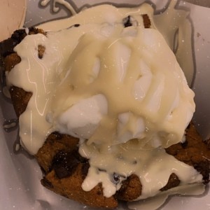 Brookie + helado de vainilla + fudge de chocolate blanco