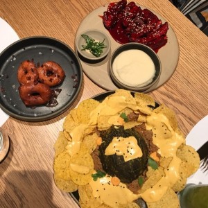 donas glaseadas con chsitorra, costillas bbq con fajitas y nachos de cordero