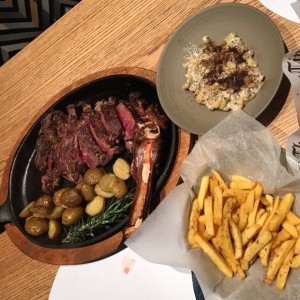 tomahawk con papitas colombianas, mac and cheese con trufa y papitas trufadas