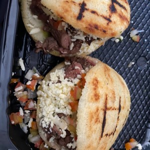 AREPAS CON CARNE AL GRILL