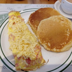 DESAYUNOS - OMELETTE CON TOCINETA