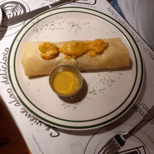 Crepe de camarones con curry y coco