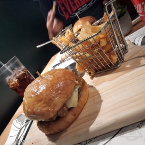 Hamburguesa de carne, hongos, queso y cebollas caramelizada con papas fijas y refresco