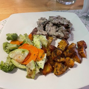CARNES - LOMITO STROGONOFF
