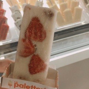 vainilla con trozos de fresa