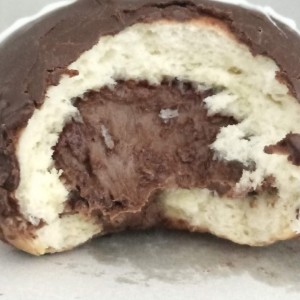 bomba con relleno de crema de avellana