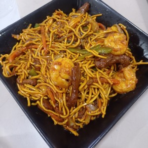 Tallarines con carne y camarones