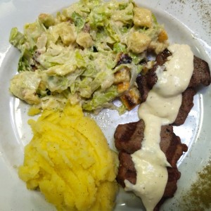 lomito con cuatro quesos, puré y ensalada césar