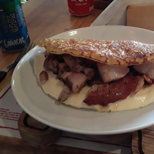 Cachapa con Queso y Porchetta