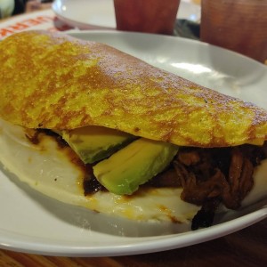 Cachapa con queso, aguacate, cochino, pollo y chorizo