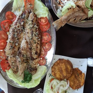 Pargo al Ajilo con ensalada mixta y tostones
