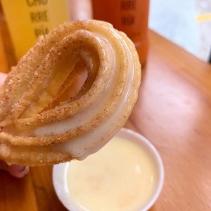 Mini churro con leche condensada
