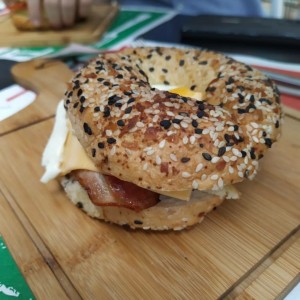Bagel con tocineta, huevo, queso y aguacate