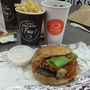 Hamburguesa doble con queso personalizada+papas+refresco 9