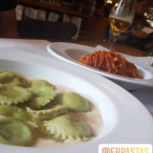 Raviolis de ajo porro y tocineta y tagliatelle en salsa arrabiata