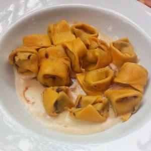 tortellini de morcilla y cebolla caramelizada