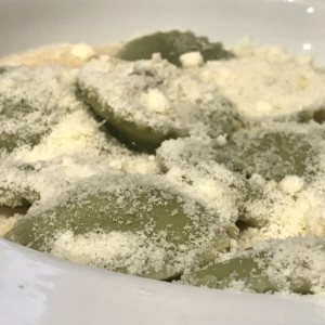 ravioli rellenos de ajoporro y tocineta , en salsa alfredo