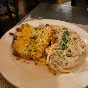 Milanesa con pasta carbonara