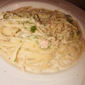 Linguini a la crema con eneldo y salmon