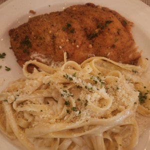 Millanesa de pollo con fetuchines 4 quesos