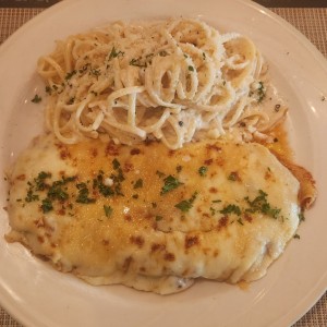 Milanesa de carne con linguinis alfredo