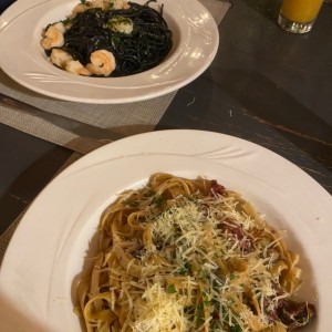 Pasta con camarones en tinta de calamares y pasta toscana