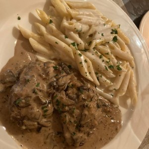 Lomito con salsa de hongos y pasta alfredo