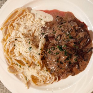 Medallones de Lomito con salsa de hongos y pasta cuatro quesos