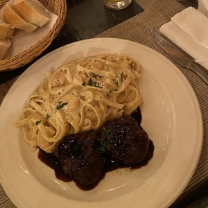Lomito Sempre Dritto con fettucini Alfredo y camarones