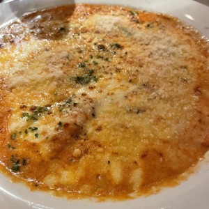 Raviolis gratinados de tomate seco en salsa Aurora
