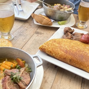 Sopa de costilla y cachapa con queso y cochino
