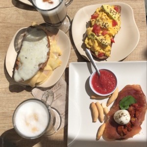 Variedad de Tostadas y Cafe para desayunar