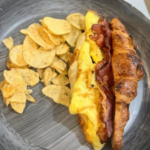 Croissant Huevo y Tocineta