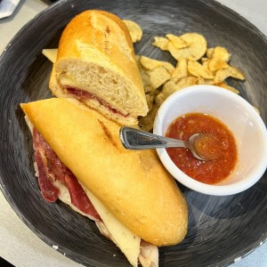 Bocadillo Jamon Serrano y Queso Manchego